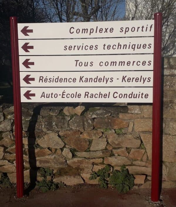 Photo d'une signalétique d'intérêt local anodisé 5 lames