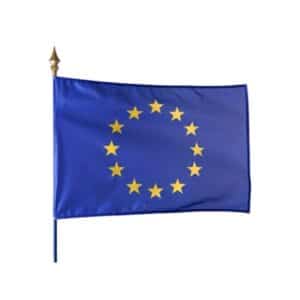 Illustration d'un drapeau de l'Union Européenne fixé sur une hampe en bois bleue