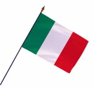 Illustration d'un drapeau de l'Italie sur une hampe en bois bleue