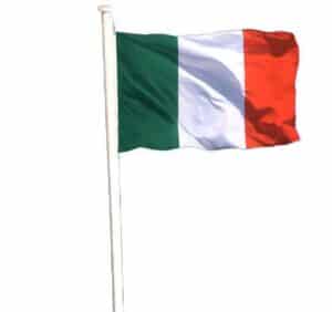 Illustration d'un drapeau de l'Irlande flottant sur un mât