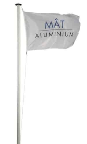Illustration d'un drapeau flottant sur un mât de pavoisement aluminium