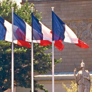 Photo de 4 mâts de pavoisement aluminium standards avec des drapeaux français