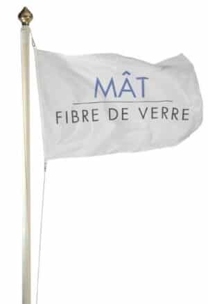 Illustration d'un mât de pavoisement en fibre de verre avec un drapeau flottant