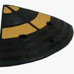 Rampe d'accès trottoir noire et jaune coin