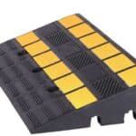 Rampe d'accès trottoir noire et jaune L 600 x l 300 x h 100 mm