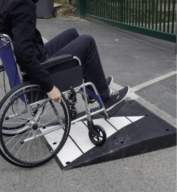 Illustration d'un fauteuil utilisant une rampe d'accessibilité handicapé noire et blanche
