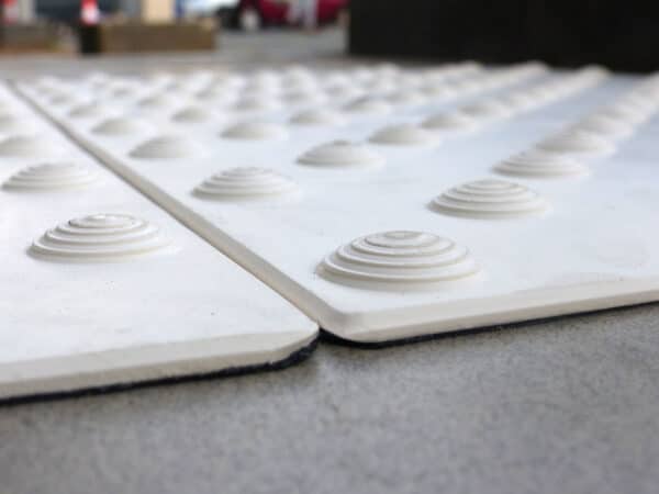 Dalle podotactile blanche pour extérieur à coller