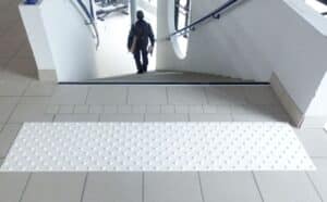 Dalle podotactile pour intérieure adhésive noire en haut d'un escalier