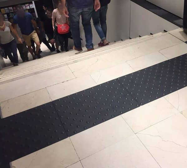 Dalle podotactile pour intérieure adhésive noire en haut d'un escalier