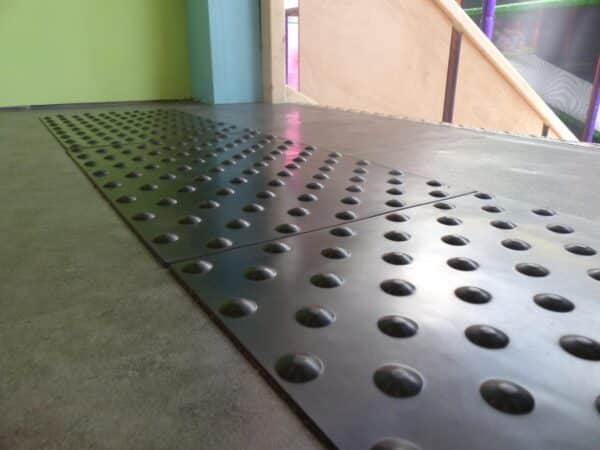 Dalle podotactile pour intérieure adhésive noire en haut d'un escalier
