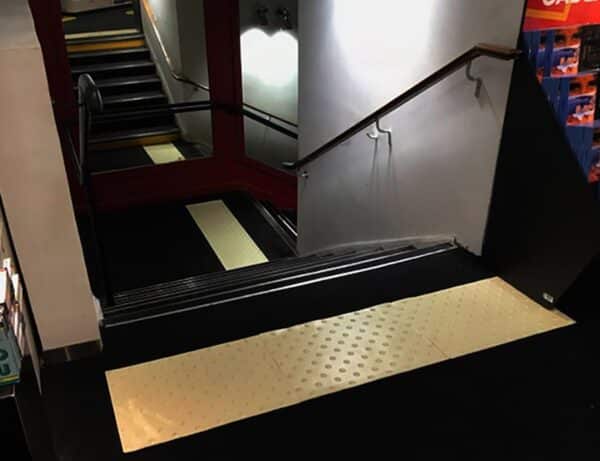 Dalle podotactile pour intérieure adhésive blanche en haut d'un escalier