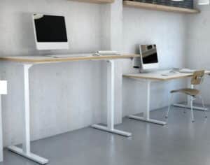 Photo d'un bureau réglable à manivelle en bois clair avec structure blanche
