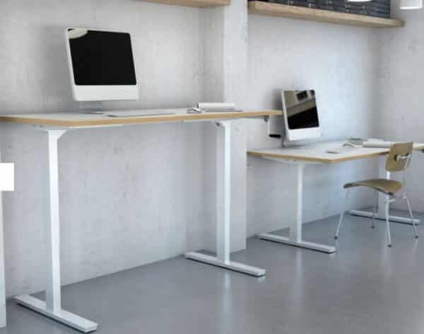 Photo d'un bureau réglable à manivelle en bois clair avec structure blanche