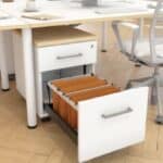 Photo d'un caisson mélaminé mobile blanc 2 tiroirs sous un bureau blanc