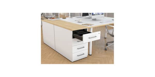 Photo d'un caisson mélaminé fixe blanc 4 tiroirs avec poignées carrées collé à un bureau