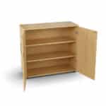 Photo d'une armoire de rangement en bois clair avec portes battantes en bois 2 étagères