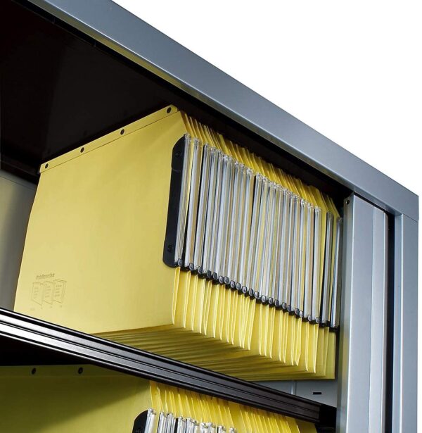Photo de dossiers suspendus jaunes dans une armoire de bureau à rideaux coulissants