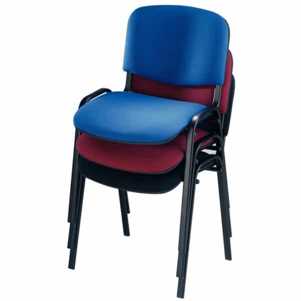 Photo d'illustration de chaises accueil économiques empilables noire, rouge et bleue