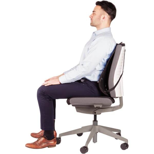 Photo d'un homme sur un fauteuil avec un support dorsal noir