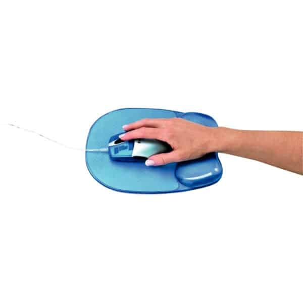 Photo d'une main utilisant une souris sur un tapis souris crystal gel bleu
