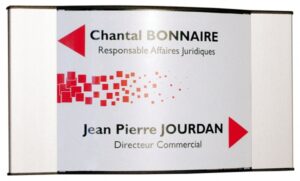 Photo d'une plaque murale indiquant des bureaux