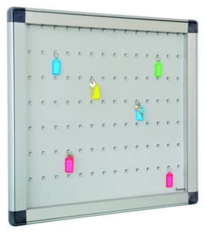 Photo d'une vitrine pour 98 porte-clés