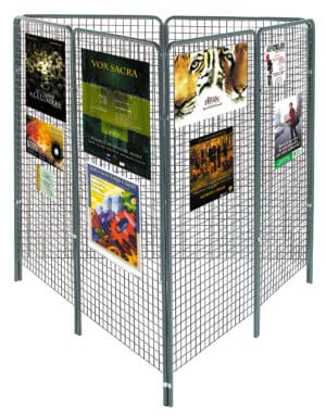 Photo de grilles d'exposition accrochées en triangle