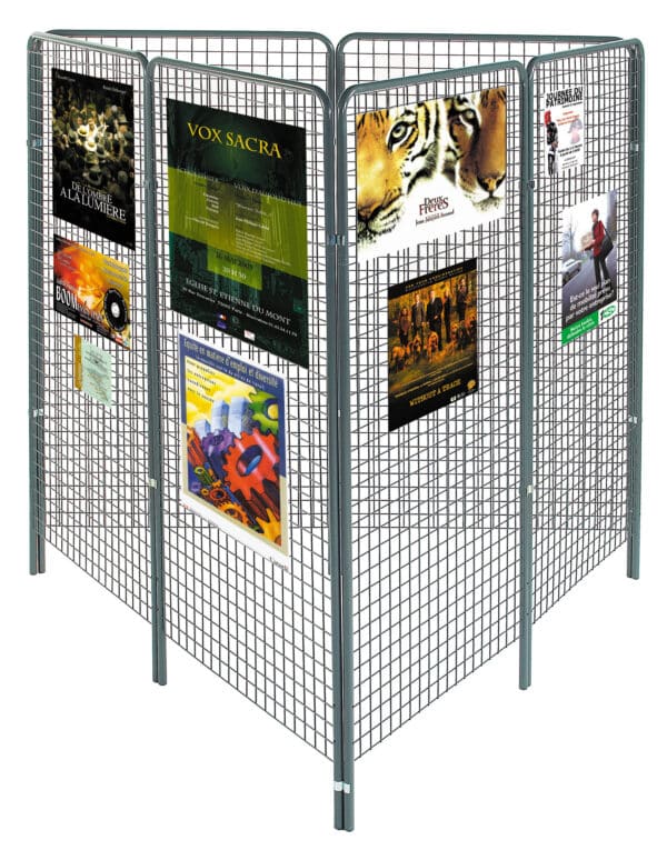 Photo de grilles d'exposition accrochées en triangle