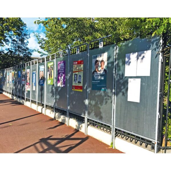 Photo de panneaux affichage électoral classiques sur un trottoir