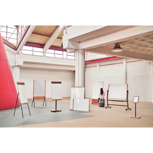 Photo de plusieurs chevalets de conférence de plusieurs tailles dans un hall