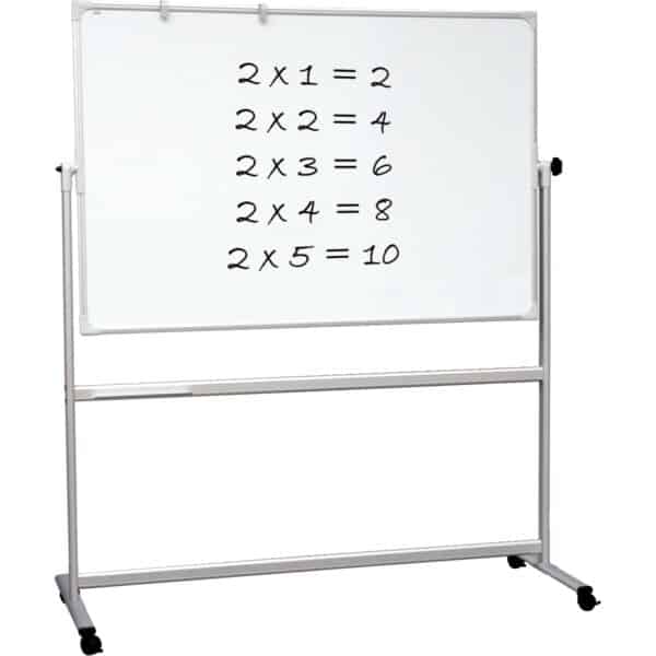 Photo d'un tableau blanc émaillé double face rotatif avec des tables de multiplication