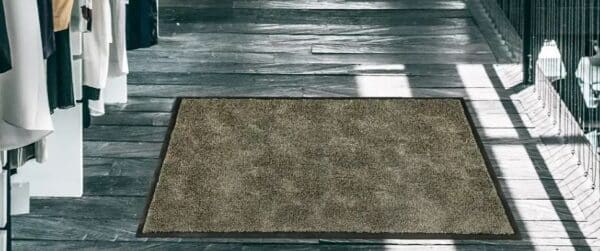 Photo d'un tapis très doux microfibres d'intérieur brun sur un sol en bois