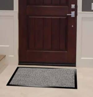 Photo d'un tapis pro économique d'intérieur gris au pied d'une porte d'entrée marron