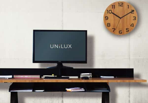 Photo d'une horloge bamboo au dessus d'un bureau aménagé
