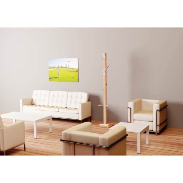 Photo d'illustration d'un portemanteau design en bois massif vernis 6 patères blancs en acier chromé et 2 petites patères (support sac) dans un espace de détente avec des canapés blancs