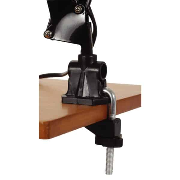 Photo de la fixation d'une lampe led architecte noire sur un bureau en bois