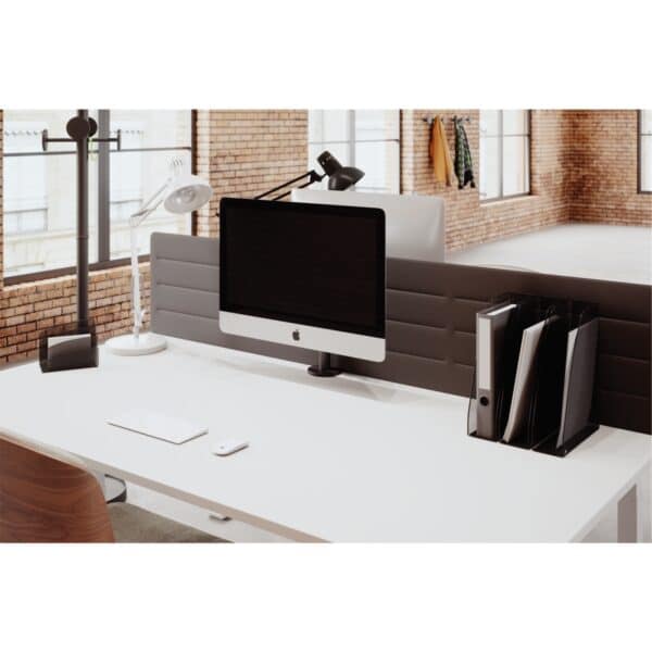 Photo d'une lampe architecte blanche sur un bureau blanc aménagé
