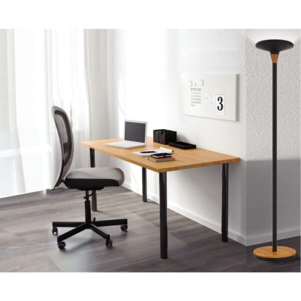 Photo d'un lampadaire led style bambou dans un bureau