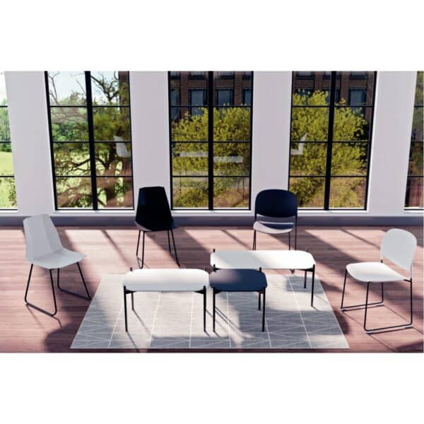 Photo illustrative de tables basses noires et blanches meet dans un espace de détente