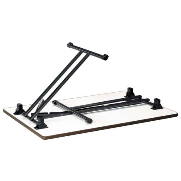 Illustration d'une table mkla en train d'être repliée