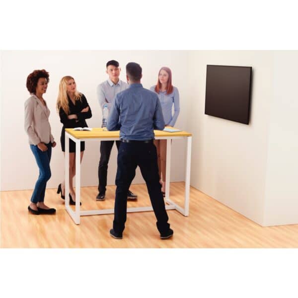 Photo de personnes debout autour d'une table haute laura