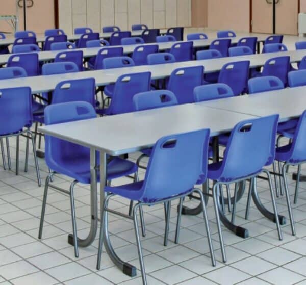 Photo de chaises plastiques avec coin poignée paris m2 bleues autour de tables