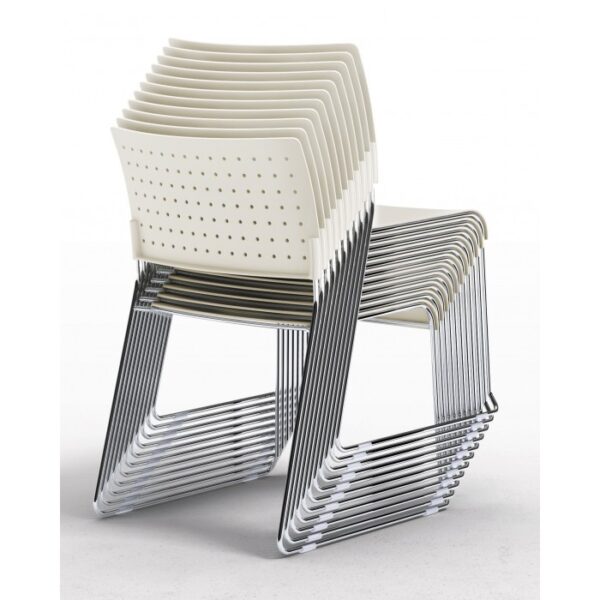 Illustration de 11 chaises vale blanches empilées