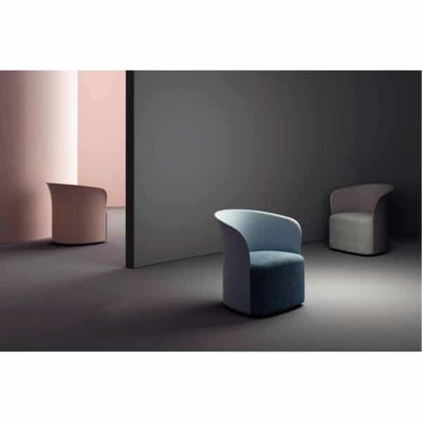 Photo de trois fauteuils crown confortables