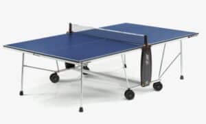Photo d'une table de ping-pong d'intérieur bleue dépliée