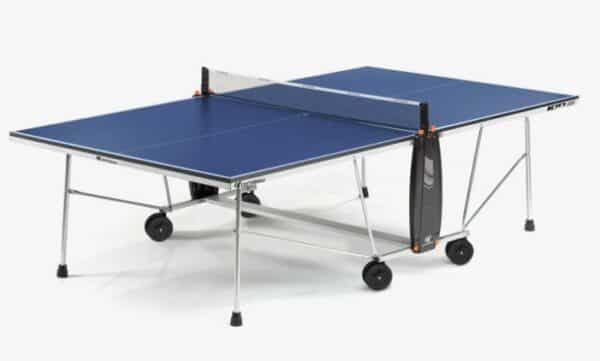 Photo d'une table de ping-pong d'intérieur bleue dépliée