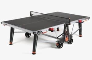 Photo d'une table de ping-pong d'intérieur dépliée