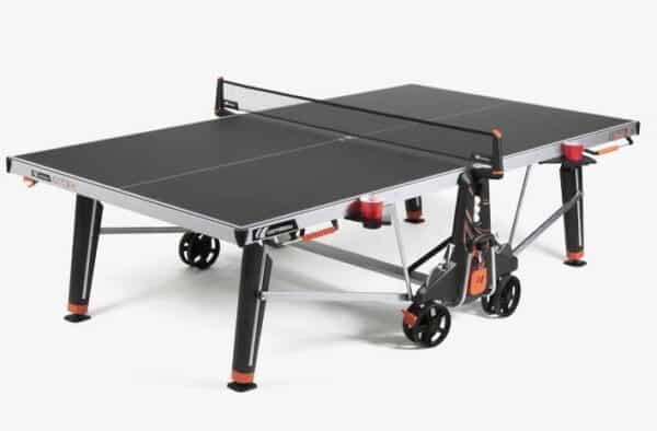 Photo d'une table de ping-pong d'intérieur dépliée