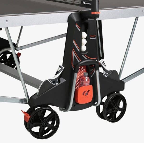 Photo gros plan sur les rangements d'une table de ping-pong d'intérieur