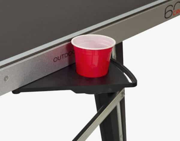 Photo en gros plan d'un porte gobelet sur une table de ping-pong d'intérieur